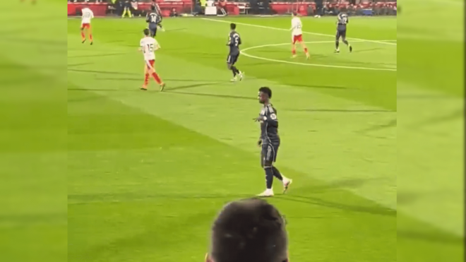 El gesto de Vinicius a la afición del Girona.