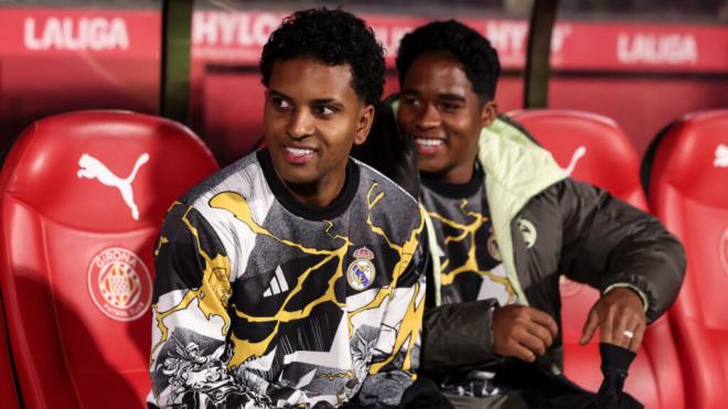 Rodrygo junto a Endrick en el banquillo de Montilivi (Europa Press)