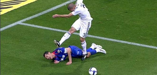 La agresión de Pepe a Casquero en 2009 (Foto: X)