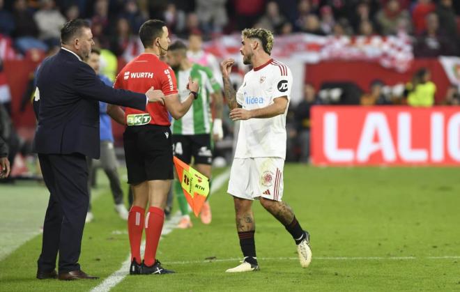 Isaac Romero, expulsado en el Sevilla - Betis (Foto: Kiko Hurtado).