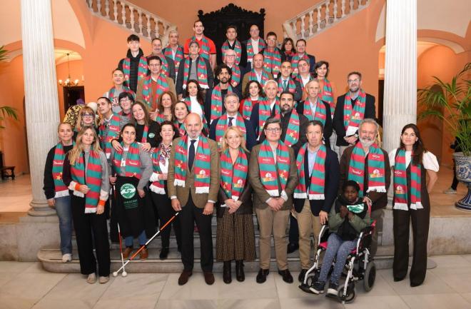 Foto de familia de la presentación de la I Carrera de la Navidad de Sevilla.
