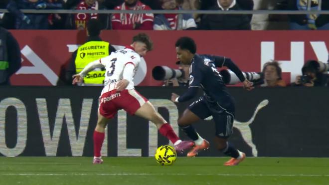 Xabi Alonso en el banquillo de Montilivi (Cordon Press)