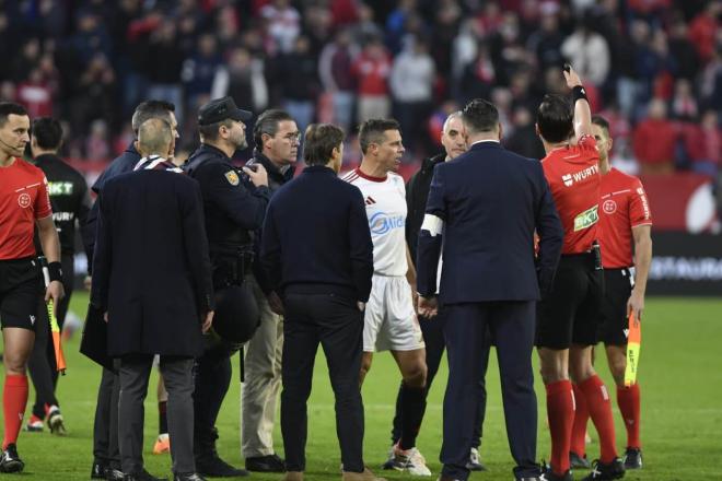 Munuera Montero decide suspender el Sevilla-Betis (Foto: Kiko Hurtado).