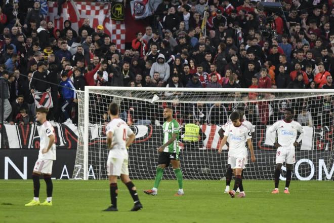 Sevillistas cabizbajos en el derbi Sevilla-Betis (Foto: Kiko Hurtado).