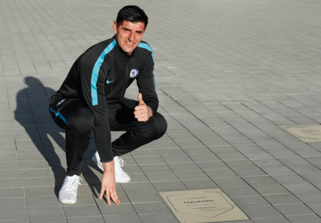 Thibaut Courtois posa con su placa en el Metropolitano (Foto: ATM).
