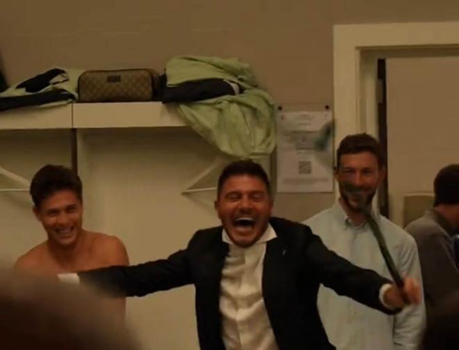 Joaquín Sánchez celebra la victoria en el derbi dentro del vestuario. (Foto: Real Betis)