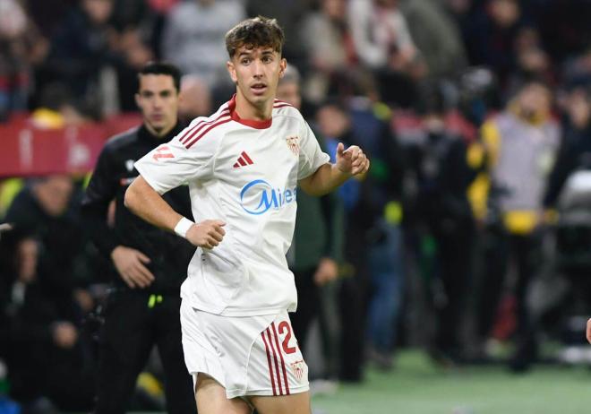 Miguel Sierra, debutando con el Sevilla en el derbi (Foto: Kiko Hurtado).