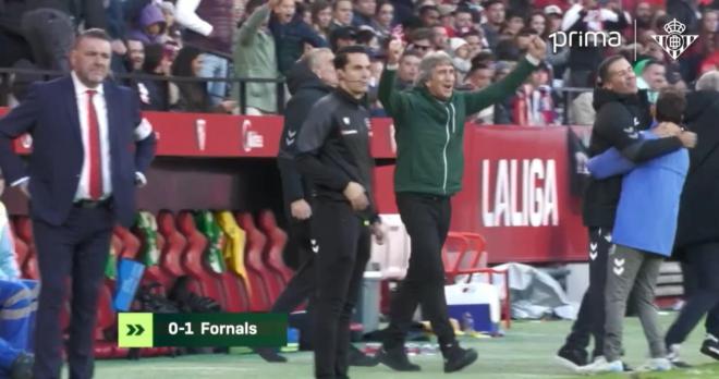 La celebración de Manuel Pellegrini y el banquillo del Betis en el derbi.
