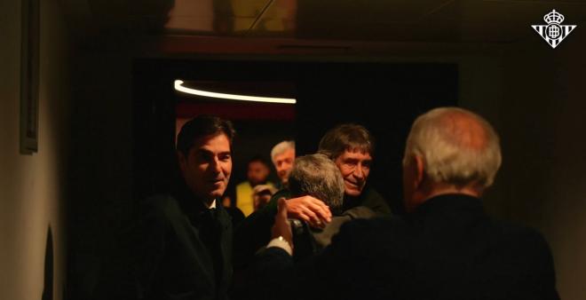 Ángel Haro y López Catalán, en los vestuarios del Sánchez-Pizjuán.