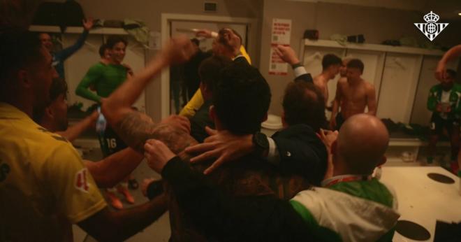 Ángel Haro y López Catalán, en los vestuarios del Sánchez-Pizjuán.