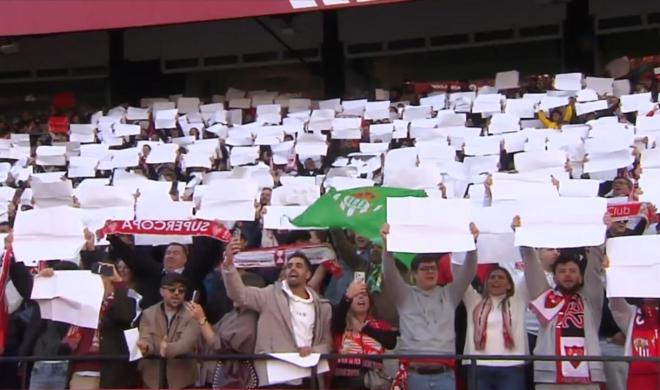 La bandera del Betis que se coló en el tifo del Sevilla.