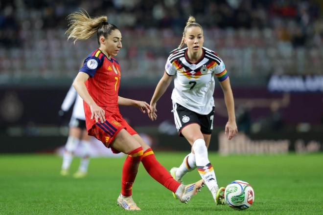 Olga Carmona controla un balón ante Giulia Gwinn (FOTO: EFE).