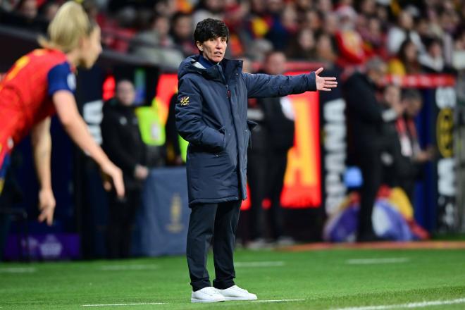 Claudia Pina pelea un balón con Gwinn (FOTO: EFE).