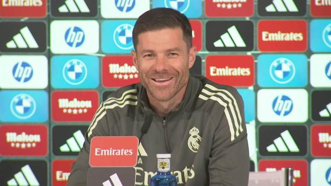 Xabi Alonso, sonríe en rueda de prensa (Foto: ElDesmarque)