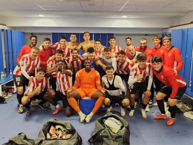 Manex Rezola posa con el equipo tras su primer gol. (Foto: UD Logroñés)