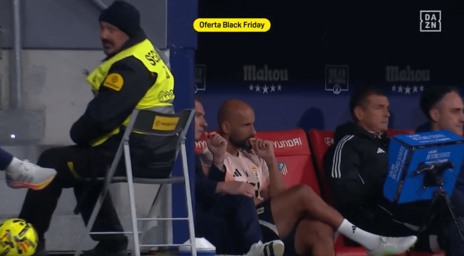 Mikel Rico en el banquillo del Oviedo en el Metropolitano. (Foto: DAZN)