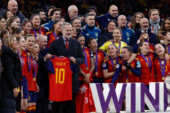 El Rey Felipe VI posa con las campeonas de la Nations League (FOTO: EFE).