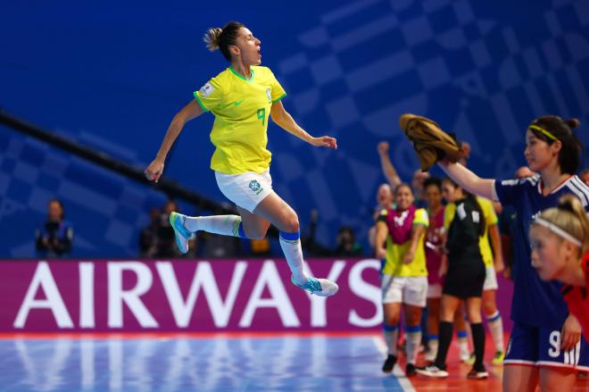 Emilly Marconde celebra uno de sus goles en el Brasil-Japón (Foto: @CONMEBOL)