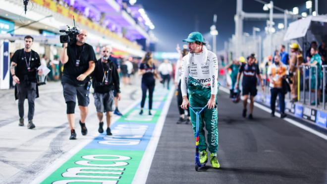 Fernando Alonso con su patinete en el paddock (Europa Press)