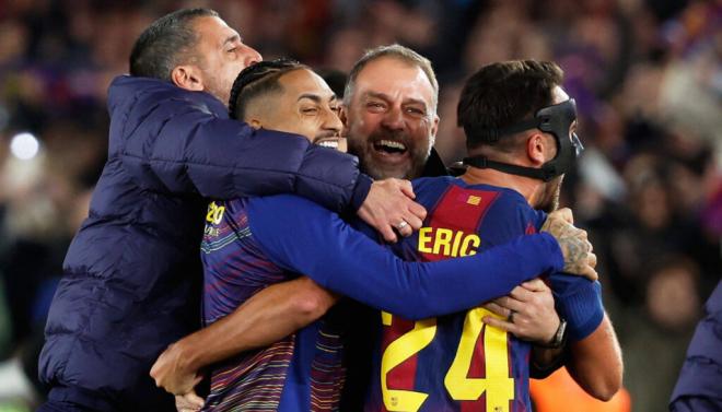 Hansi Flick celebrando la victoria con los jugadores (Cordon Press)