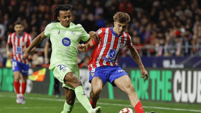 Koundé y Pablo Barrios pugnan por un balón en el Atlético-Barcelona (Foto: EFE).
