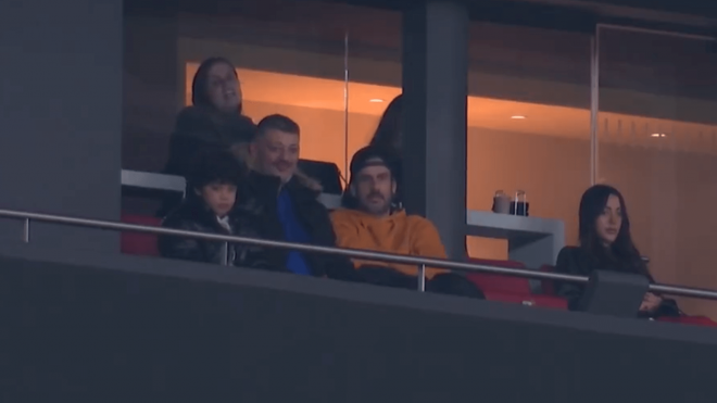 Melendi, en el Metropolitano durante el Atlético-Oviedo.
