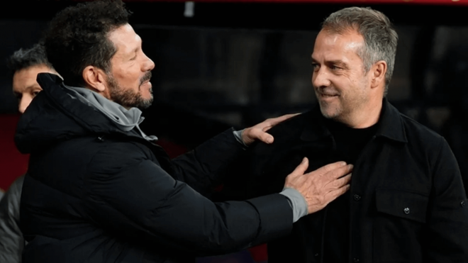 Simeone y Hansi Flick se saludan en un Barcelona-Atlético de Madrid (Foto: EFE).