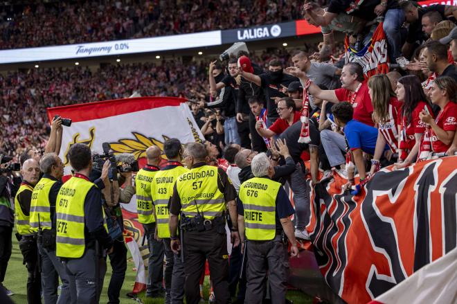 Los jugadores del Atlético de Madrid hablan con los hinchas en el derbi de 2024 (Foto: Cordon Pres