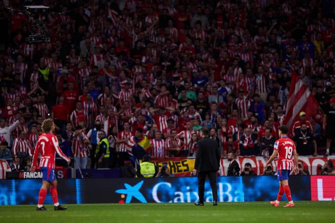 Simeone se dirige a la grada en el derbi madrileño de 2024 (Foto: Cordon Press).
