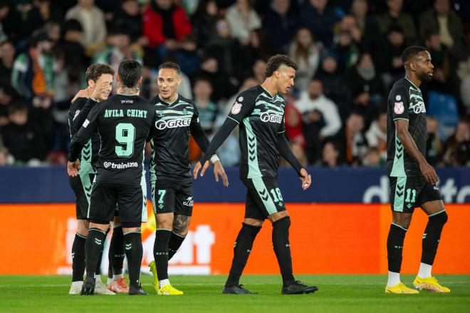 Riquelme celebra uno de sus goles al Torrent (Foto: COrdonpress)