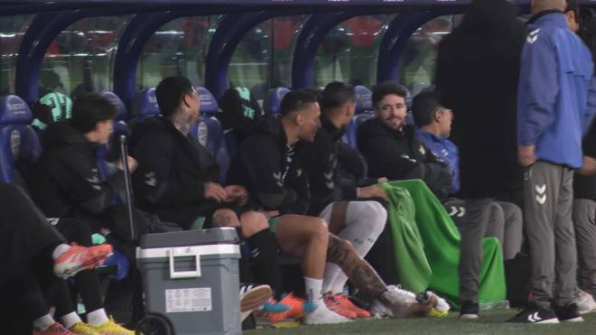 Antony, con hielo en el tobillo en Valencia.