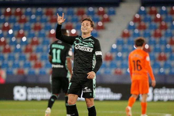 Rodrigo Riquelme celebra su gol al Torrent (Foto: EFE)
