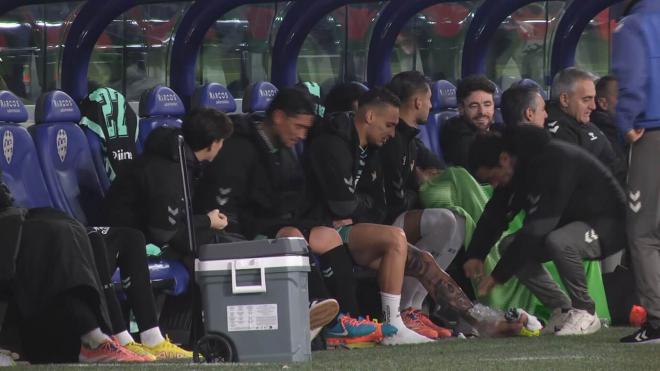 Antony, con hielo en el tobillo en Valencia.