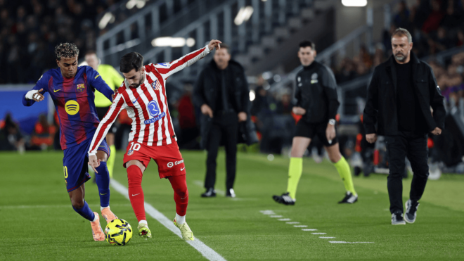 Baena, ante Lamine Yamal en el Barcelona-Atlético (Foto: ATM).