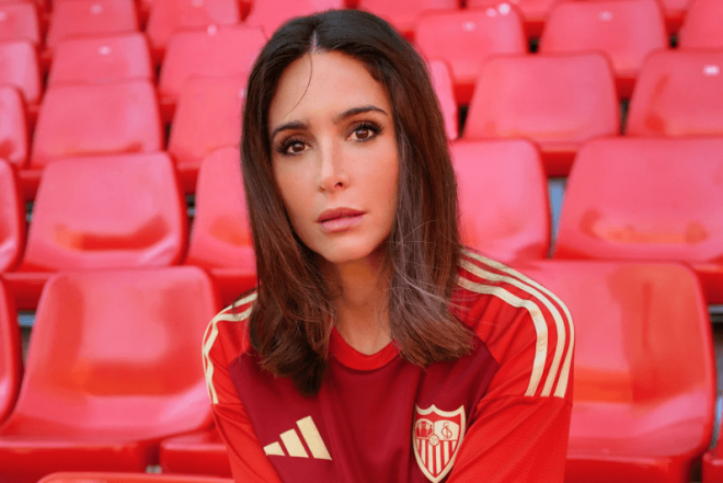 Rocío Osorno posa con la nueva camiseta del Sevilla. (Foto: Sevilla FC)
