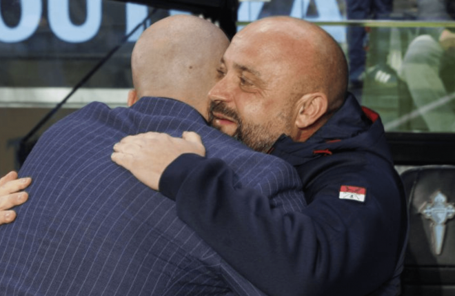 Claudio Giráldez abraza a Manolo González (Foto: LaLiga).