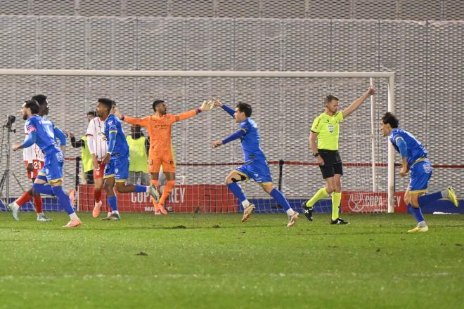Los jugadores del Ourense celebran el gol de Yuste (FOTO: EFE).
