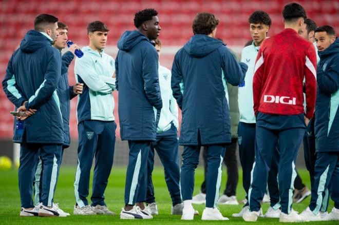 Los jugadores de Ernesto Valverde charlan en el césped de San Mamés (Foto: Athletic Club).