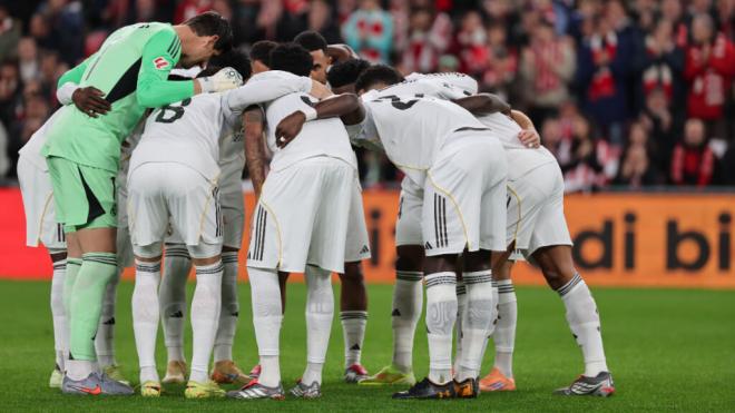 Los jugadores del Real Madrid en San Mamés (Foto: EFE)
