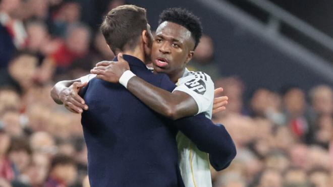 Xabi Alonso y Vinicius en San Mamés (Foto: EFE)