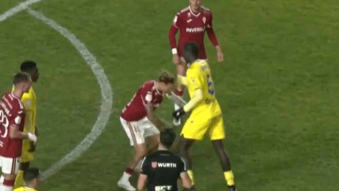 La acción de Moussa Diakité que provocó su roja directa.