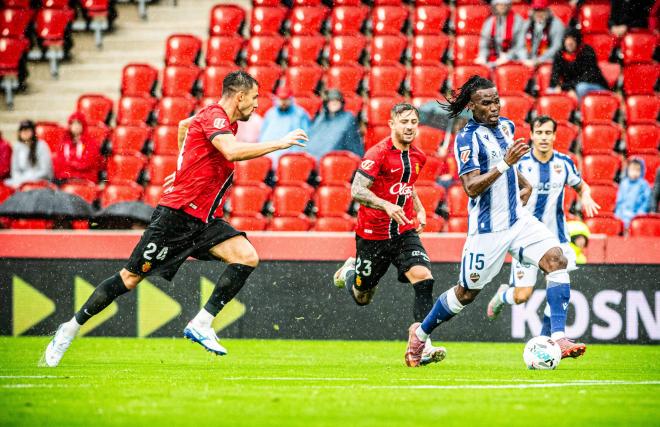 Lance del juego en el Mallorca-Levante en Son Moix (Foto: Cordon Press).