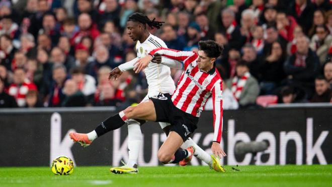 Eduardo Camavinga y Alex Rego pelean en San Mamés (Foto: Athletic Club)