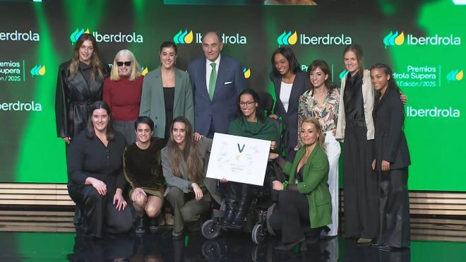 Ignacio Sánchez Galán junto a las deportistas en los Premios Supera