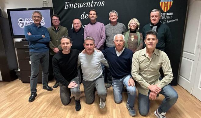 Rodri, último por la derecha arriba, con la directiva de la Asociación de Futbolistas del Valenci