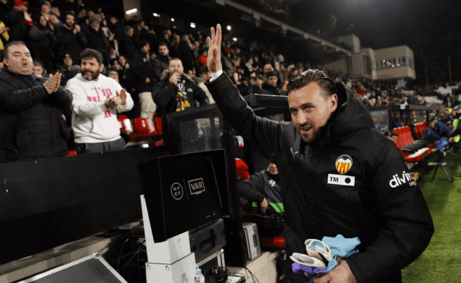 Stole Dimitrievski saluda en Vallecas (Foto: LaLiga)