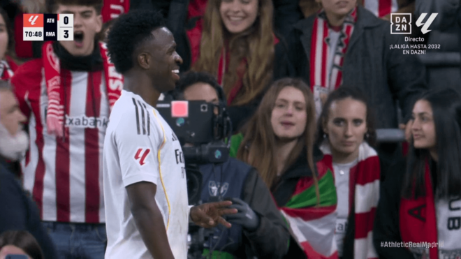 Vinicius hace un gesto de 'tres' en el Athletic-Real Madrid.