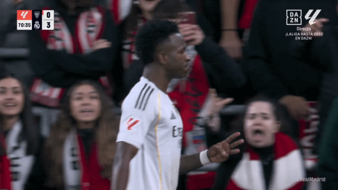 Vinicius hace un gesto de 'tres' en el Athletic-Real Madrid.