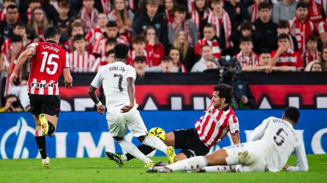 Dani Vivian ante Vinicius del Real Madrid en San Mamés (Foto: Athletic Club).