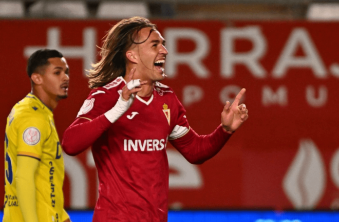 Pedro Benito celebra su gol ante el Cádiz. (Foto: Real Murcia)